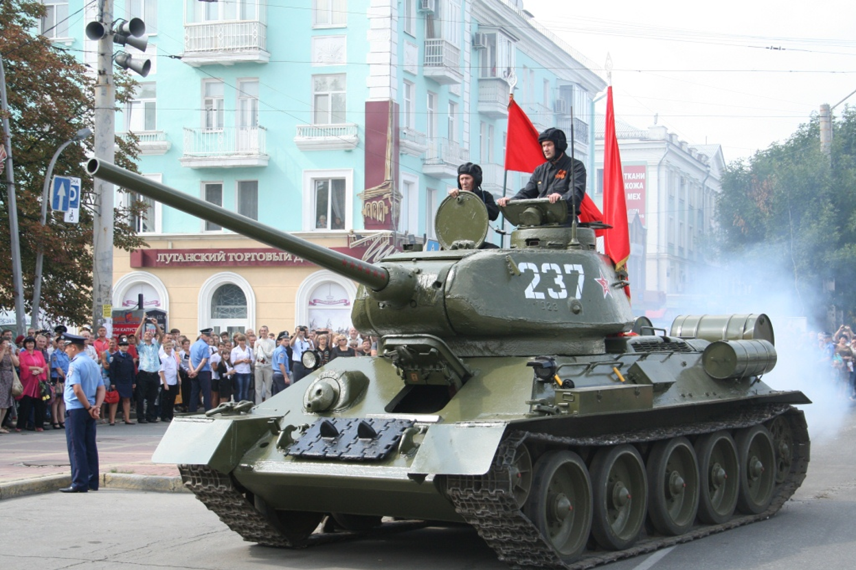 Т 34 победы. Т34-85 танк Победы. Танк т 34 85 на параде. Т 34 85 В Луганске. Т-34-85 день Победы.